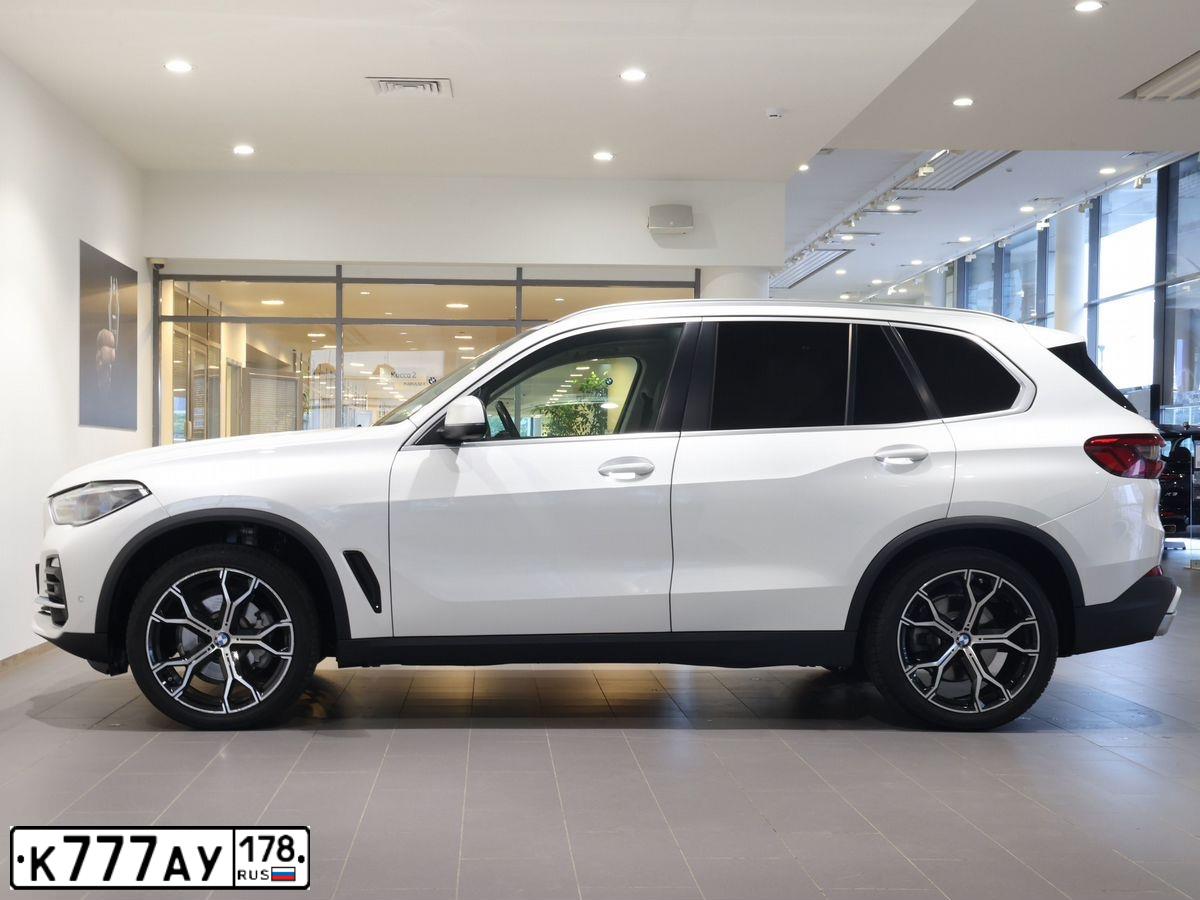 Фото автомобиля BMW X5, 2008 — госномер К777АУ178. Цвет: Белый