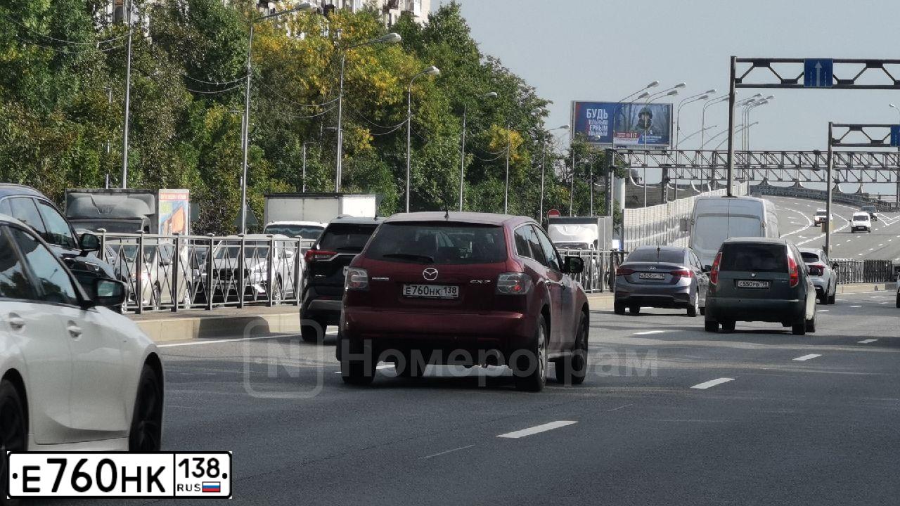 Фото автомобиля MAZDA CX-7, 2008 — госномер Е760НК138. Цвет: Красный