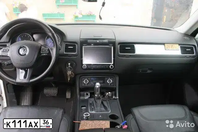 Фото автомобиля VOLKSWAGEN TOUAREG, 2012 — госномер К111АХ36. Цвет: Белый