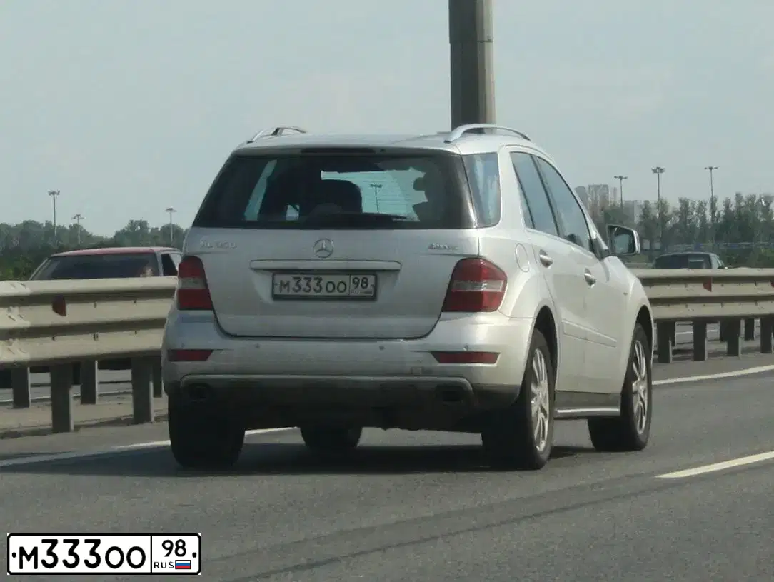 Фото автомобиля MERCEDES M-KLASSE, 2011 — госномер М333ОО98. Цвет: Серебристый