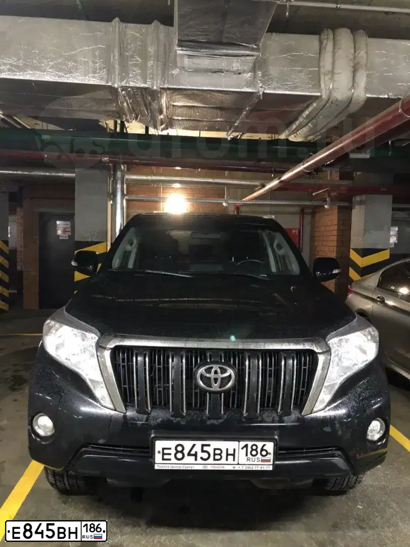 Фото автомобиля TOYOTA LAND CRUISER PRADO, 2015 — госномер К033СЕ186. Цвет: ЧЕРНЫЙ