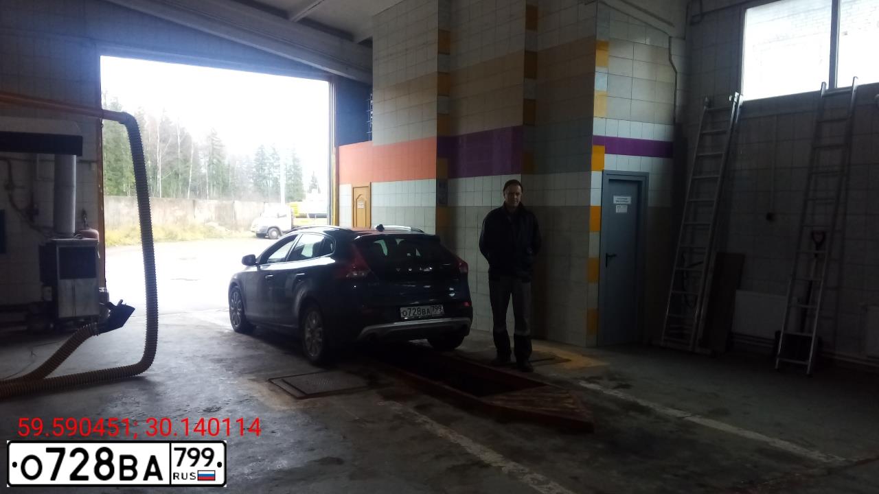Фото автомобиля VOLVO V40, 2017 — госномер С046ТЕ198. Цвет: ТЕМНО-ГОЛУБОЙ