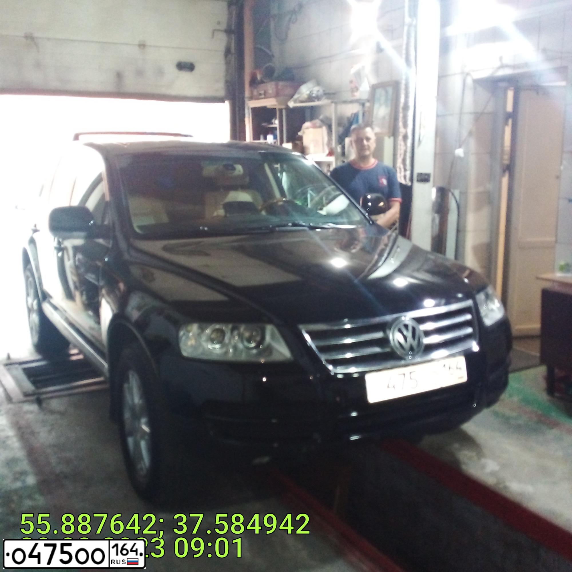 Фото автомобиля VOLKSWAGEN TOUAREG, 2004 — госномер С709РЕ790. Цвет: ЧЕРНЫЙ