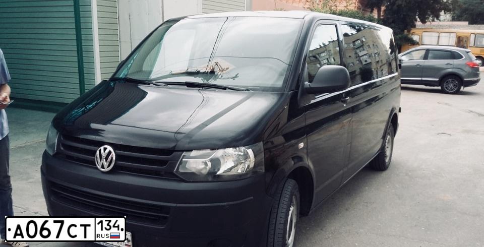 Фото автомобиля VOLKSWAGEN CARAVELLE, 2013 — госномер Р001МА61. Цвет: ЧЕРНЫЙ