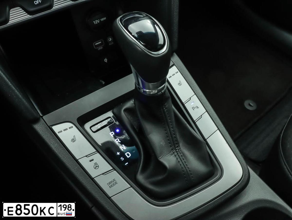 Фото автомобиля HYUNDAI ELANTRA, 2019 — госномер К620АР147. Цвет: Серебристый
