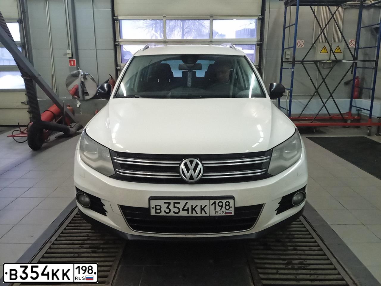 Фото автомобиля VOLKSWAGEN TIGUAN, 2013 — госномер Х963НУ47. Цвет: Белый