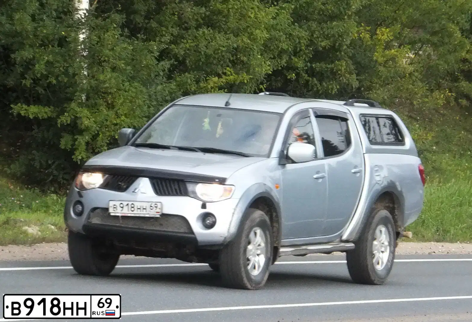 Фото автомобиля MITSUBISHI L 200, 2008 — госномер У784УЕ69. Цвет: Серебристый