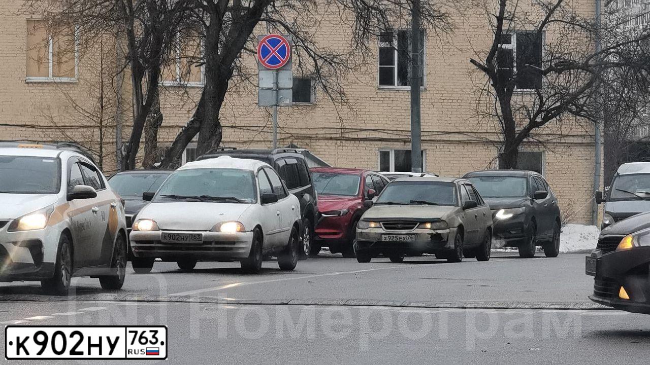 Фото автомобиля CHEVROLET METRO, 1999 — госномер Е528ОЕ199. Цвет: Белый