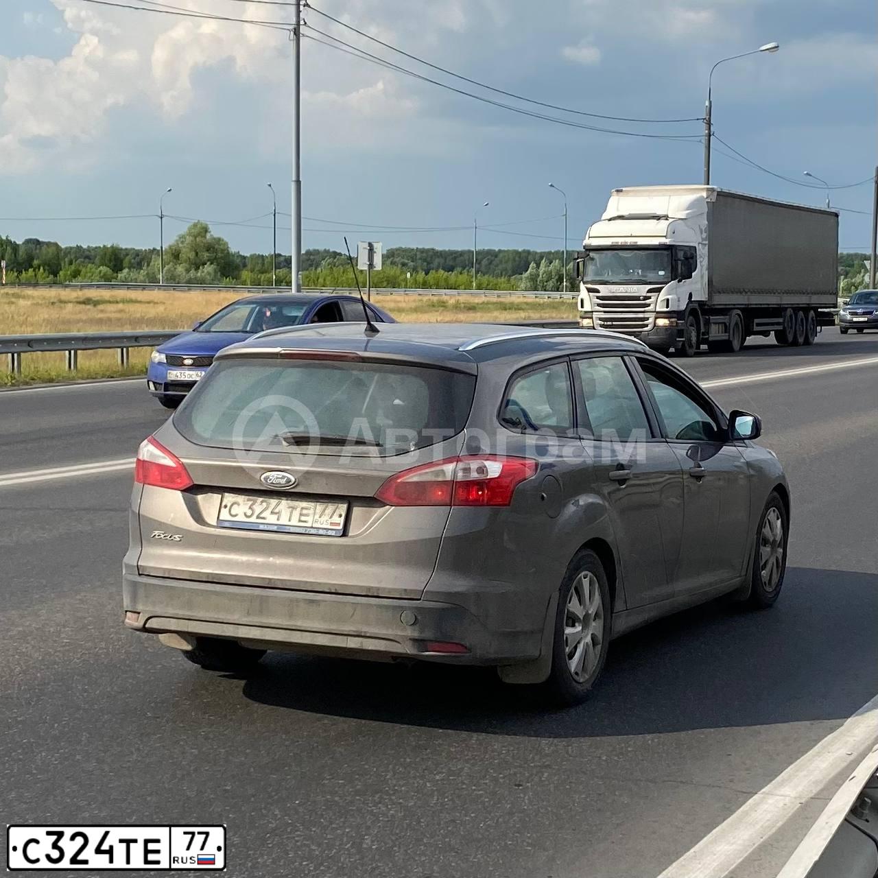 Фото автомобиля FORD FOCUS, 2013 — госномер С324ТЕ77. Цвет: СЕРО-КОРИЧНЕВЫЙ
