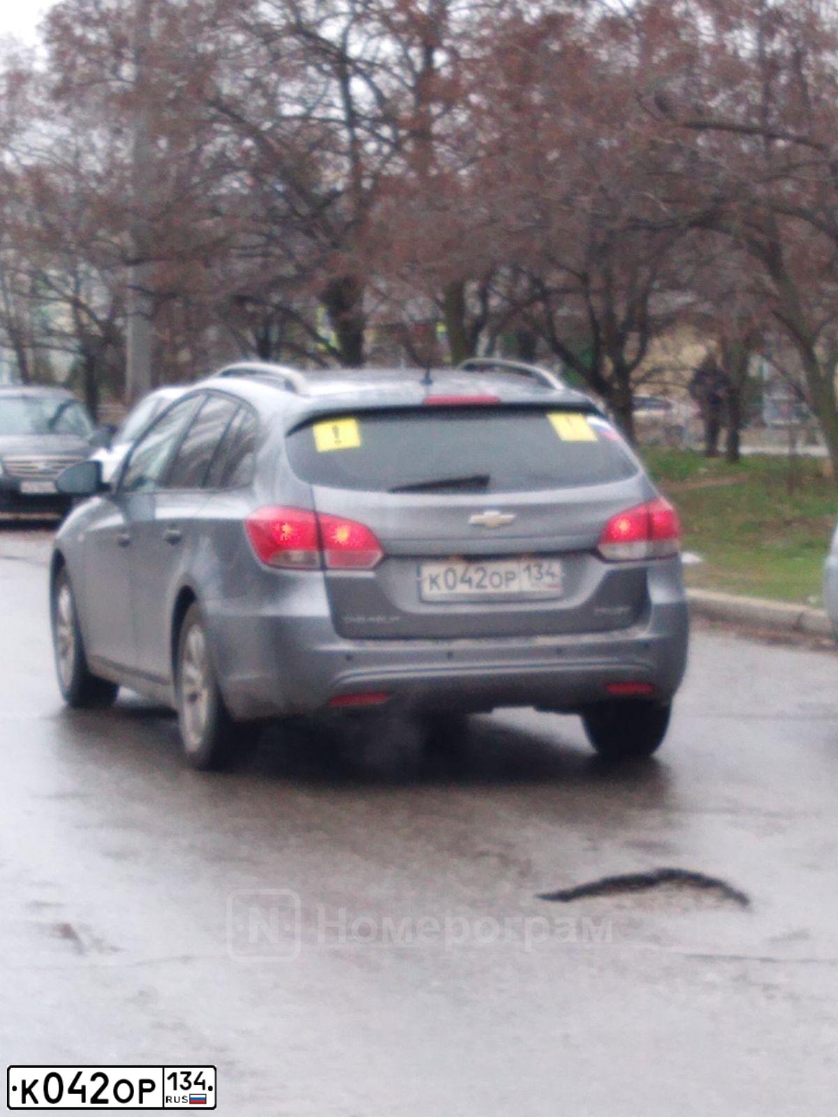 Фото автомобиля CHEVROLET CRUZE, 2013 — госномер К042ОР134. Цвет: СЕРЫЙ