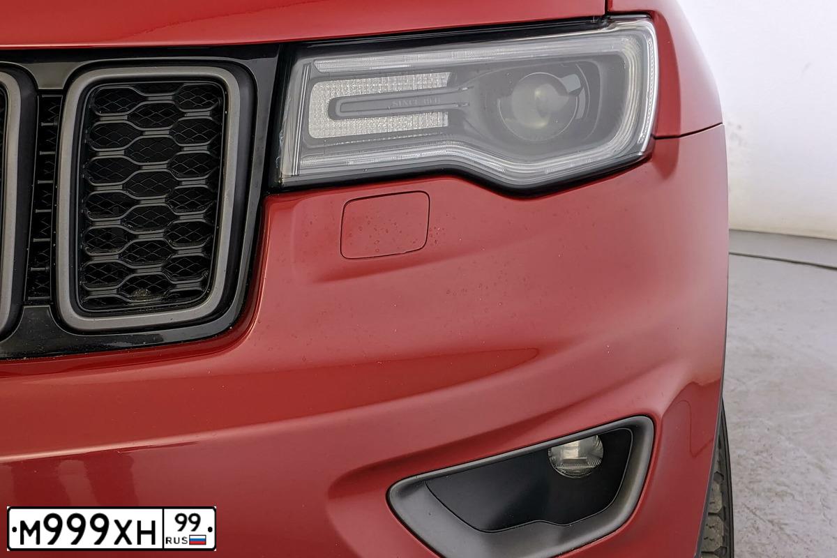 Фото автомобиля JEEP GRAND CHEROKEE, 2017 — госномер Х025РК790. Цвет: Красный
