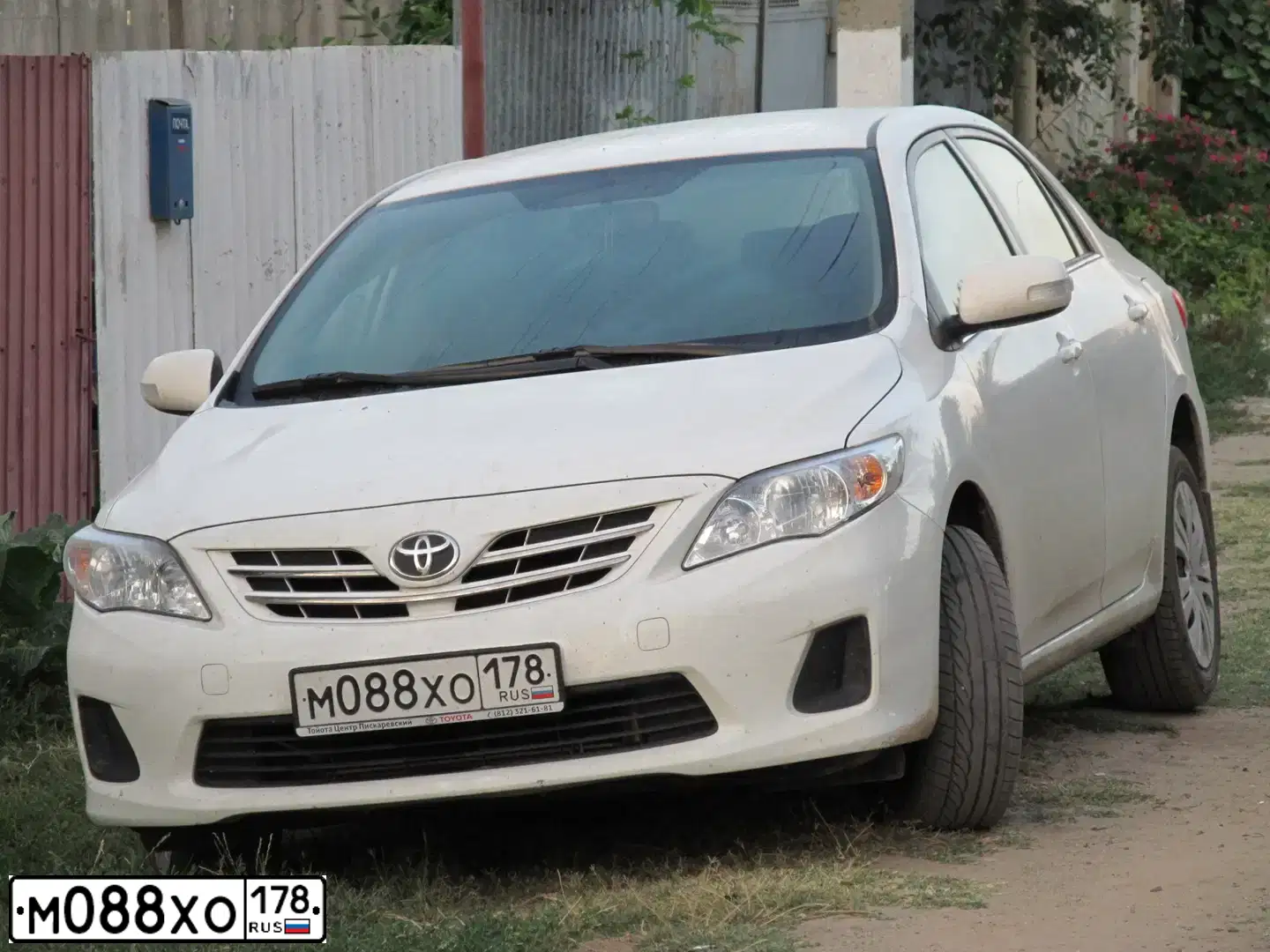 Фото автомобиля TOYOTA COROLLA, 2012 — госномер В813КЕ198. Цвет: БЕЛЫЙ