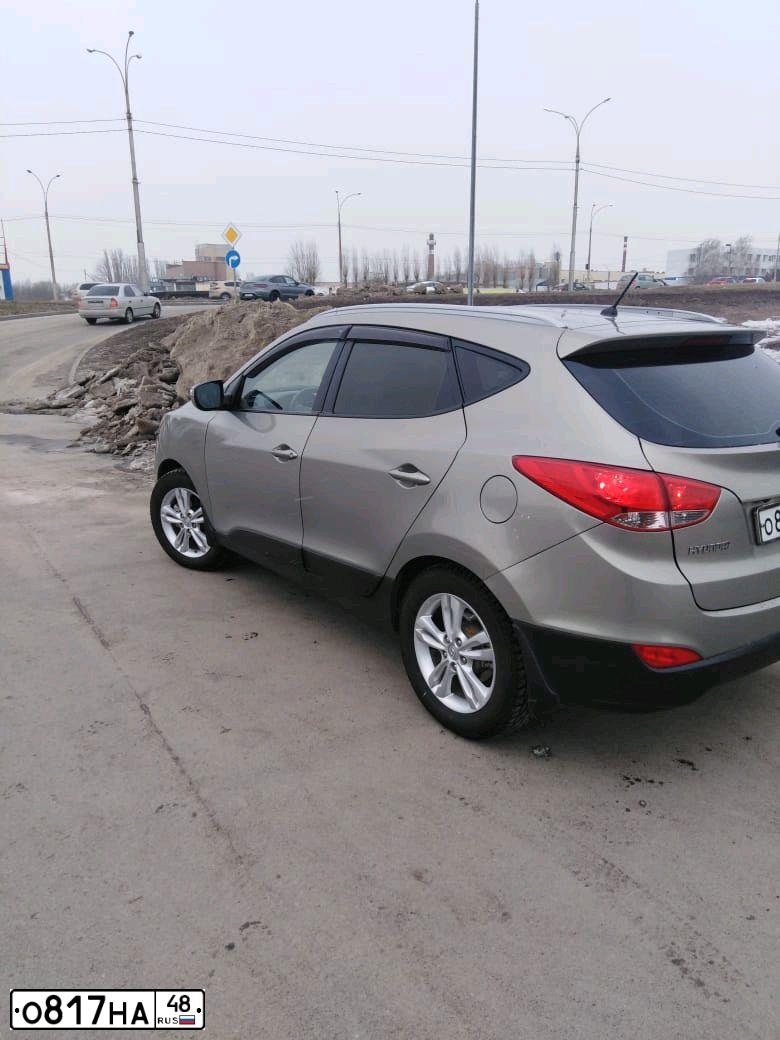 Фото автомобиля HYUNDAI IX35, 2011 — госномер К771КЕ136. Цвет: СЕРО-БЕЖЕВЫЙ