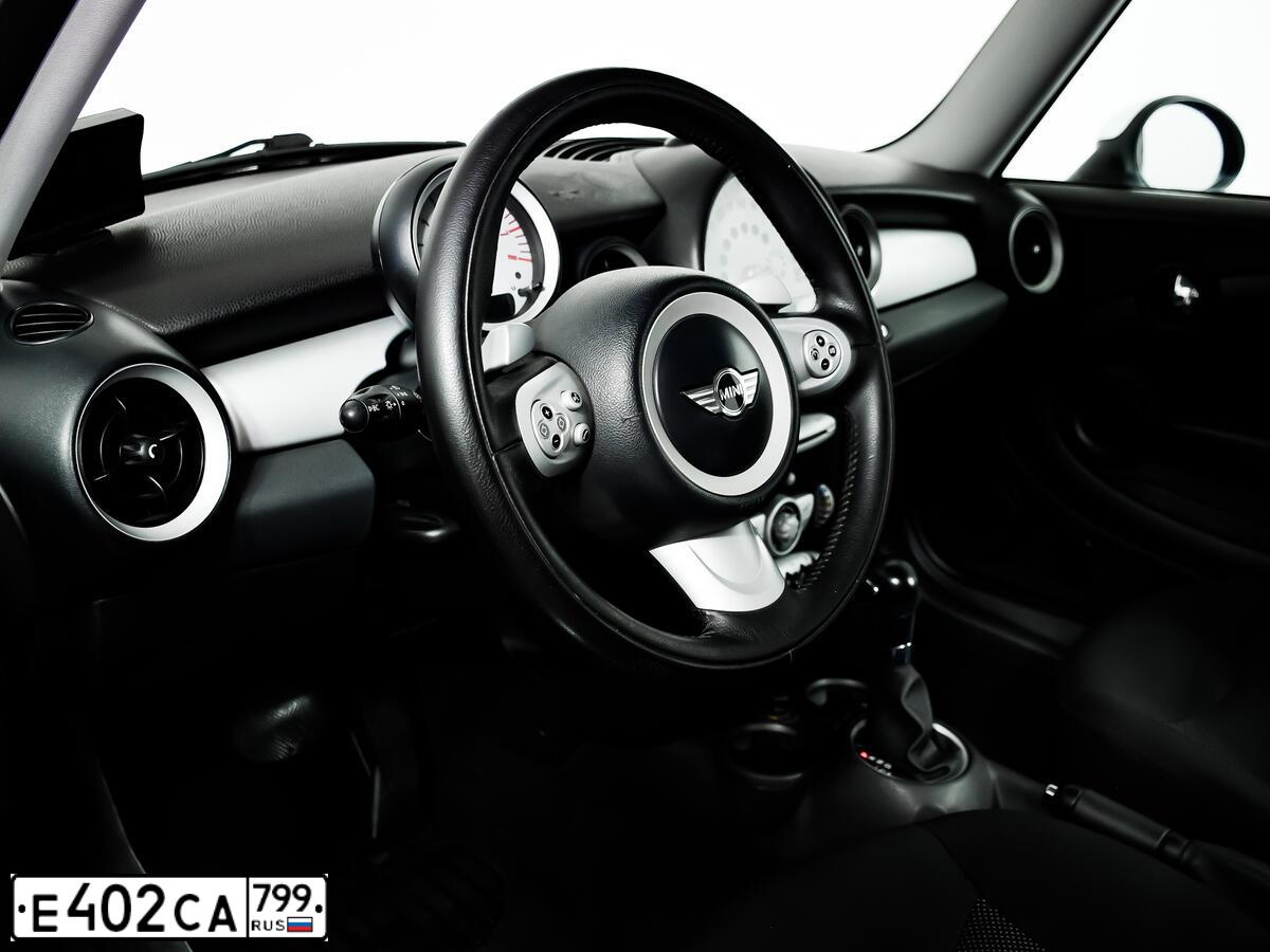 Фото автомобиля MINI MINI, 2010 — госномер С464СМ777. Цвет: Белый