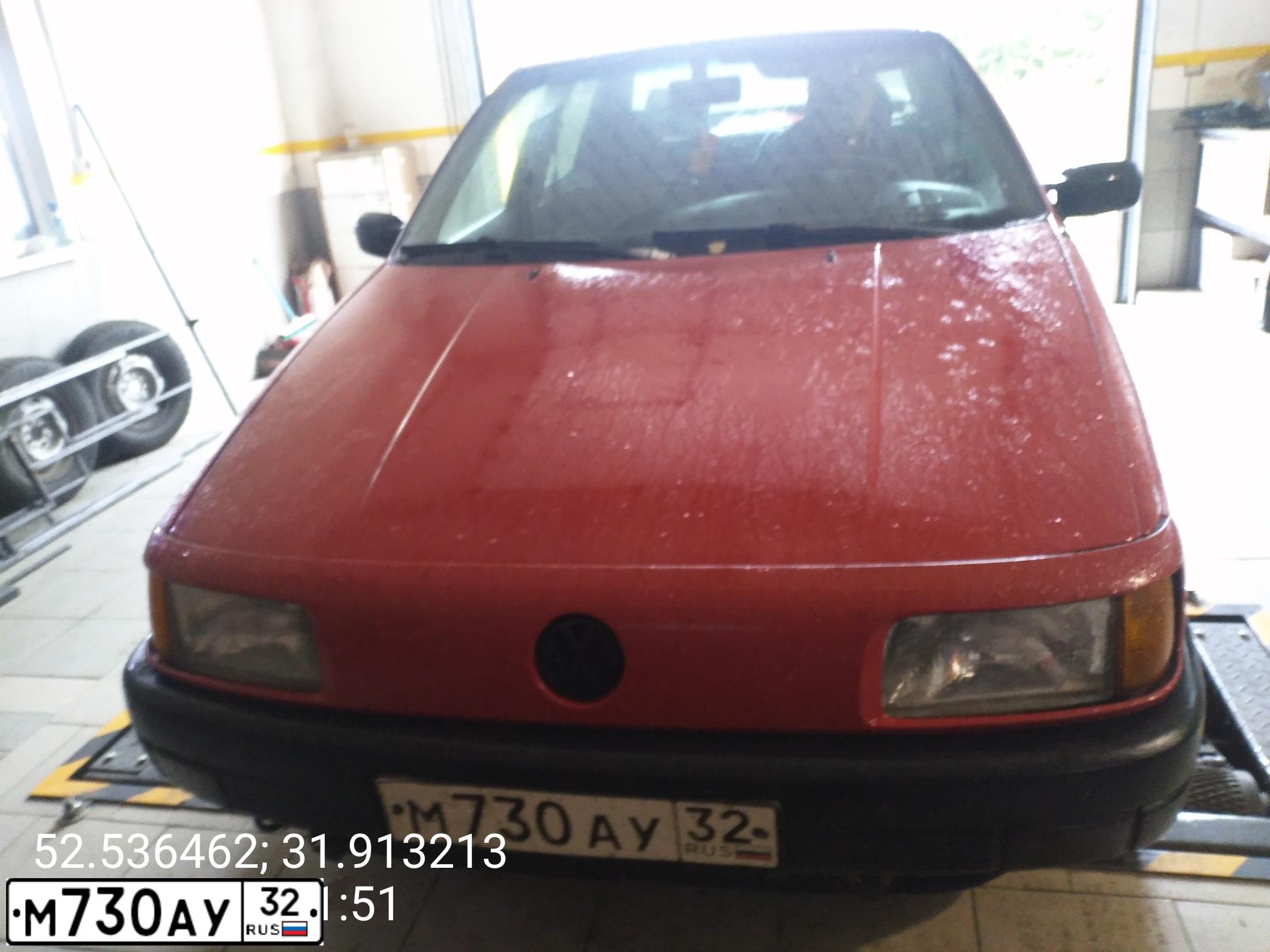 Фото автомобиля VOLKSWAGEN PASSAT, 1989 — госномер М730АУ32. Цвет: Красный