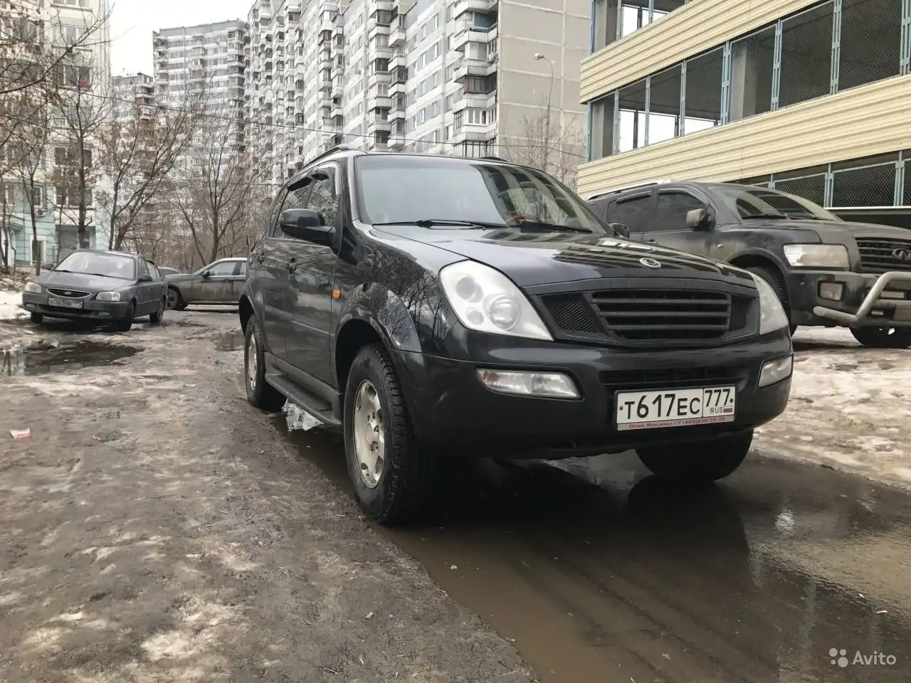 Фото автомобиля SSANGYONG REXTON, 2004 — госномер Р768МА799. Цвет: ЧЕРНЫЙ