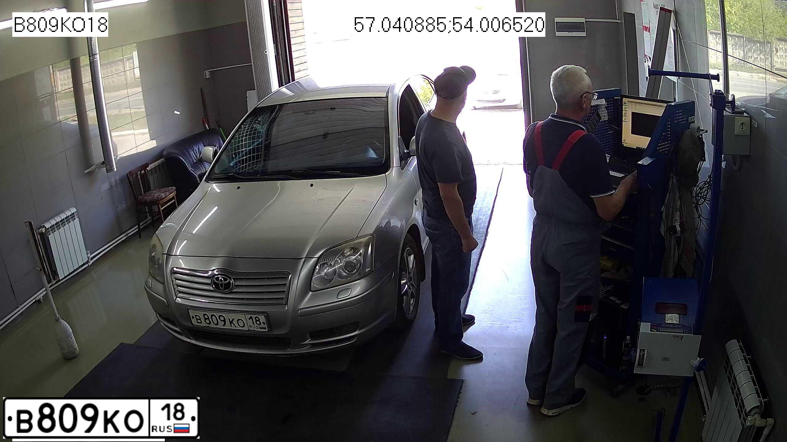 Фото автомобиля TOYOTA AVENSIS, 2006 — госномер В809КО18. Цвет: СЕРЕБРИСТЫЙ