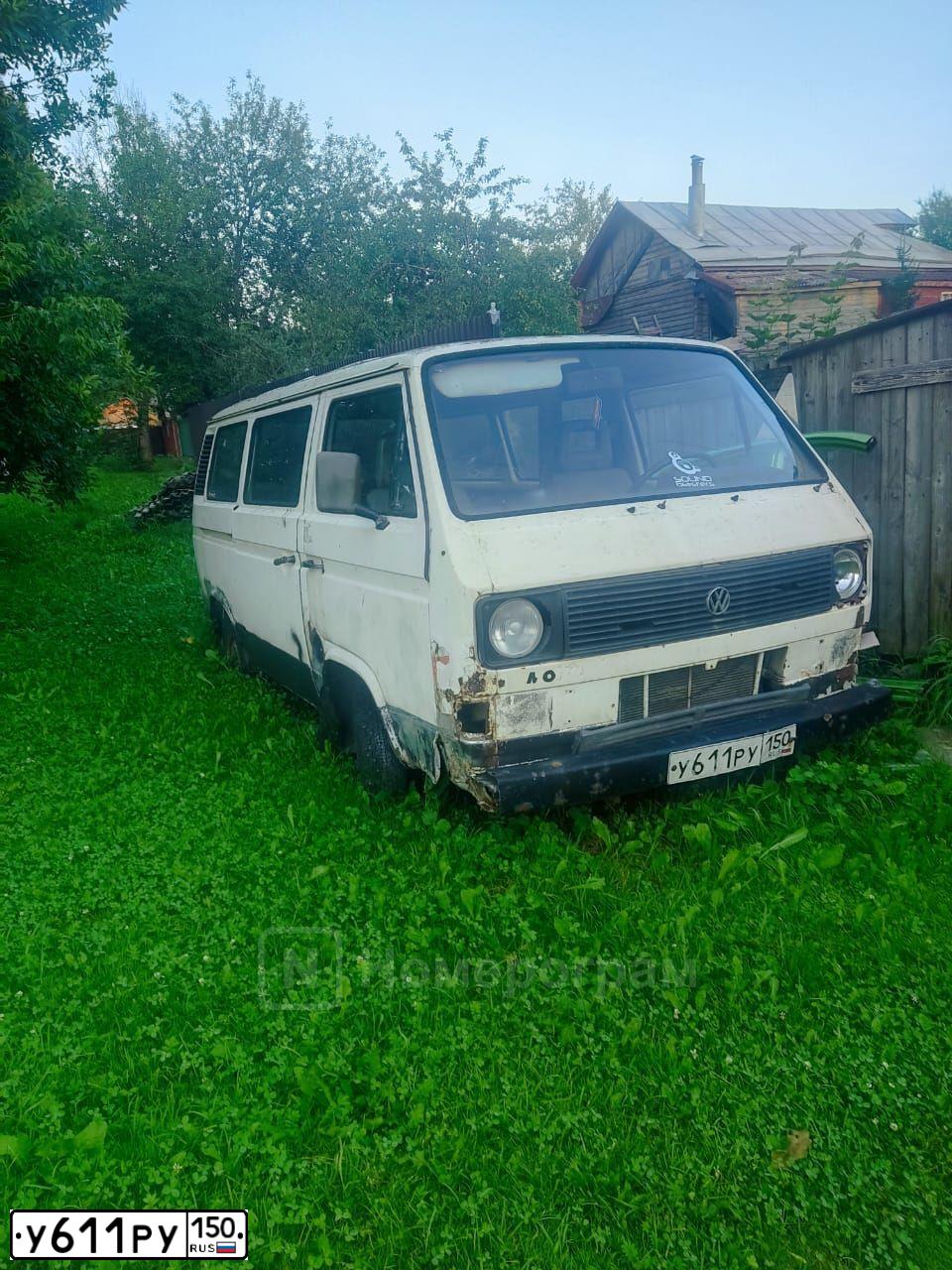 Фото автомобиля VOLKSWAGEN ФОЛЬКСВАГЕН ТРАНСПОРТЕР, 1989 — госномер У611РУ150. Цвет: Белый