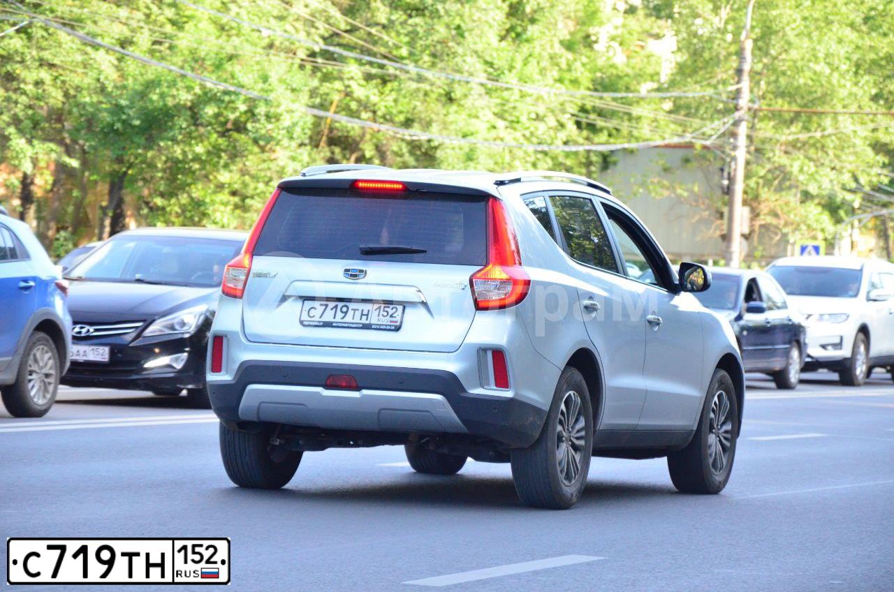 Фото автомобиля GEELY EMGRAND X7, 2020 — госномер У162КМ152. Цвет: СЕРЫЙ