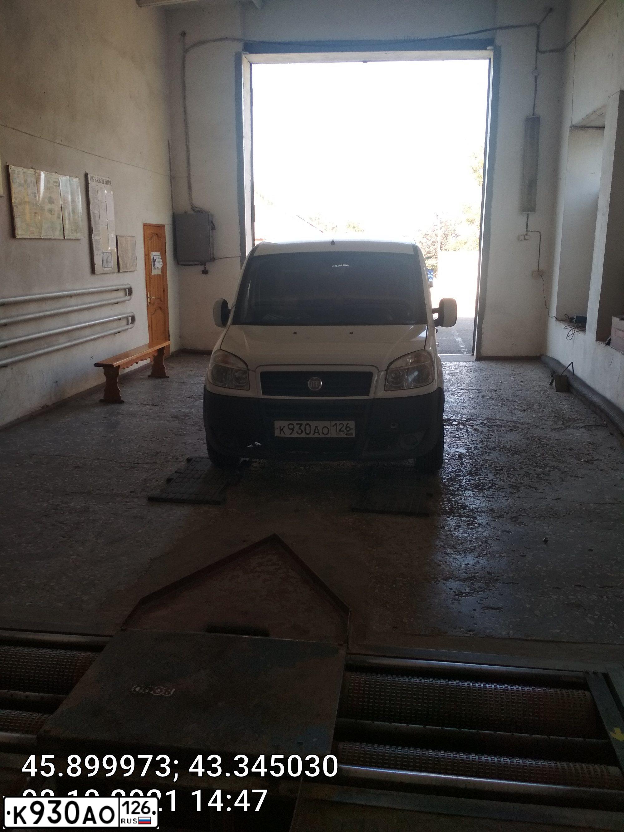 Фото автомобиля FIAT DOBLO, 2009 — госномер К930АО126. Цвет: Белый
