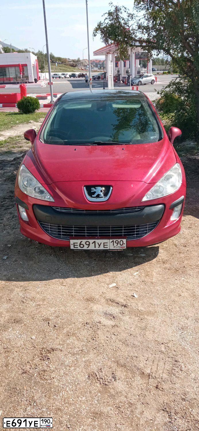 Фото автомобиля PEUGEOT 308, 2008 — госномер В443РХ01. Цвет: Красный