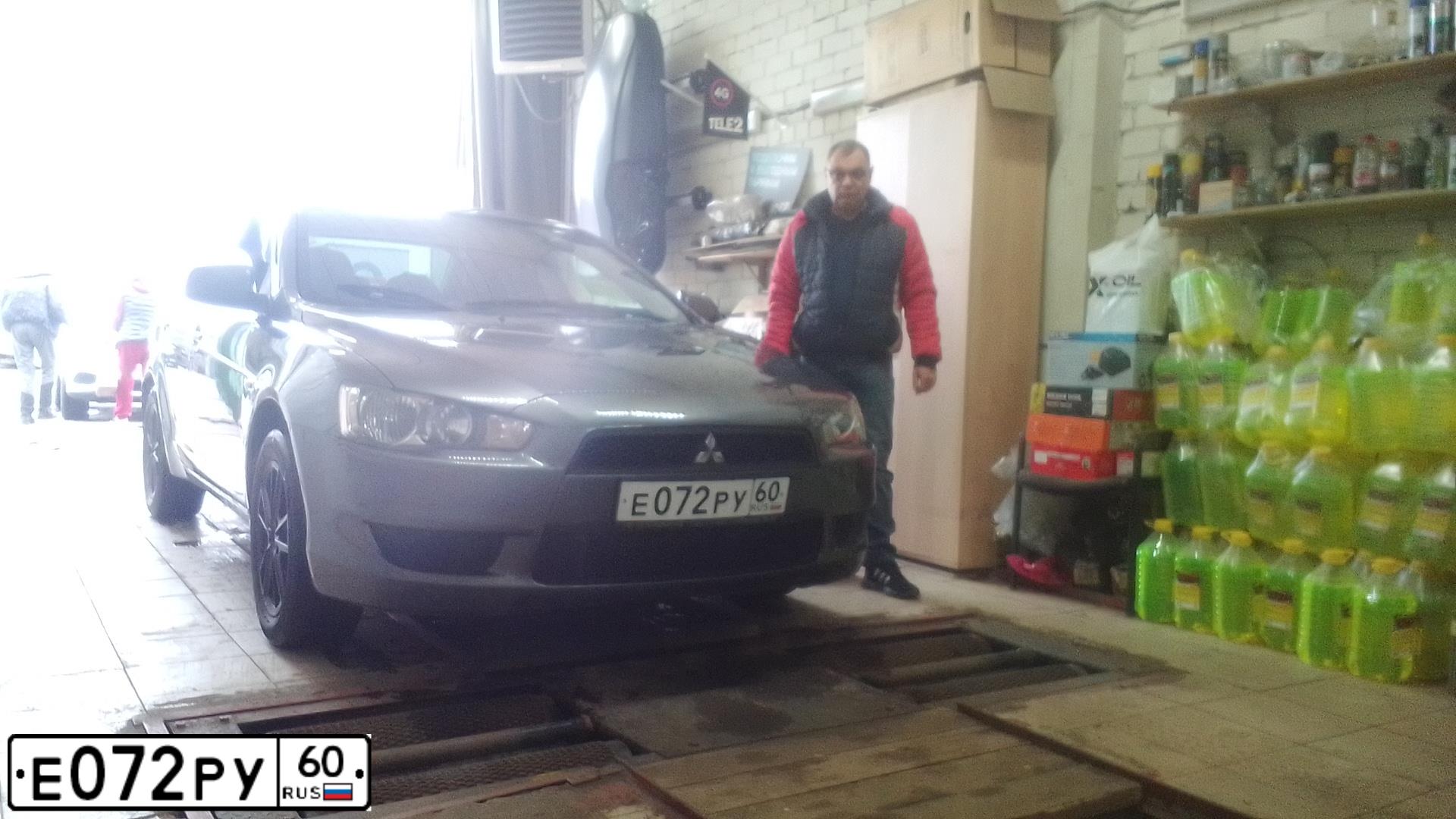 Фото автомобиля MITSUBISHI LANCER, 2008 — госномер Е072РУ60. Цвет: СЕРЫЙ