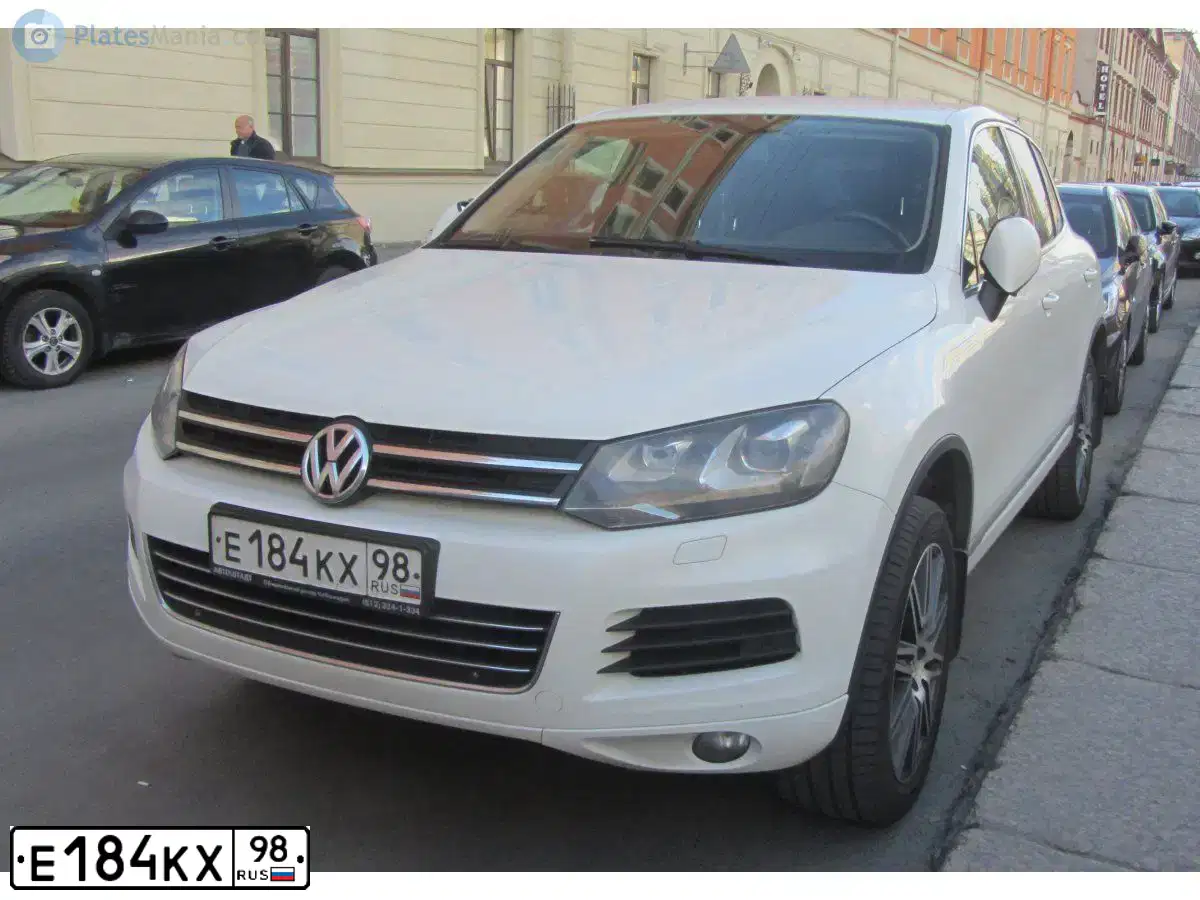 Фото автомобиля VOLKSWAGEN TOUAREG, 2011 — госномер В766АА198. Цвет: Белый