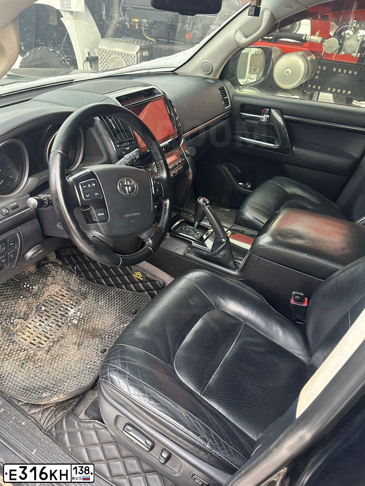Фото автомобиля TOYOTA LANDCRUISER 200, 2014 — госномер Е663ВХ138. Цвет: ЧЕРНЫЙ