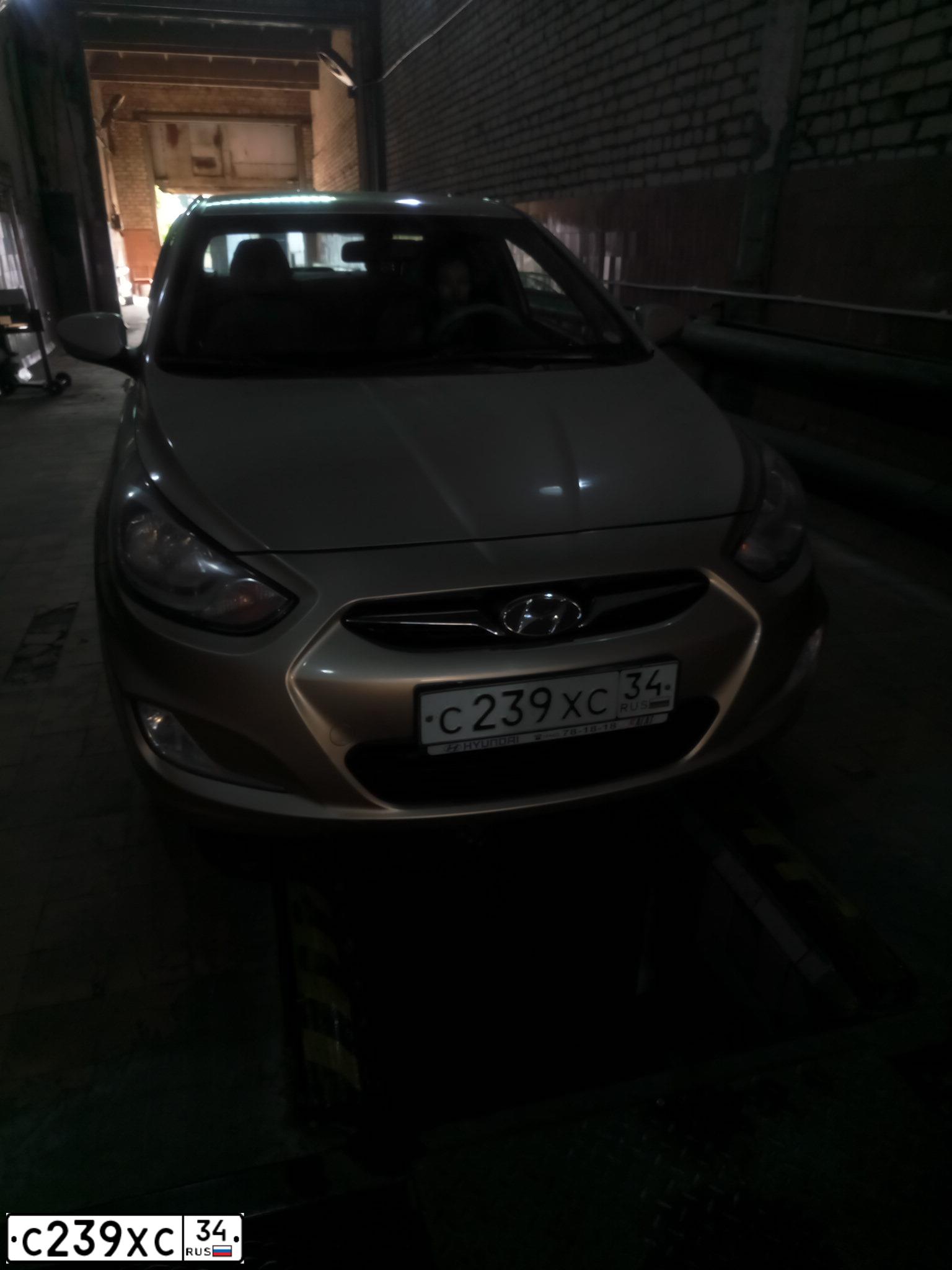 Фото автомобиля HYUNDAI SOLARIS, 2012 — госномер С239ХС34. Цвет: БЕЖЕВО-СЕРЫЙ