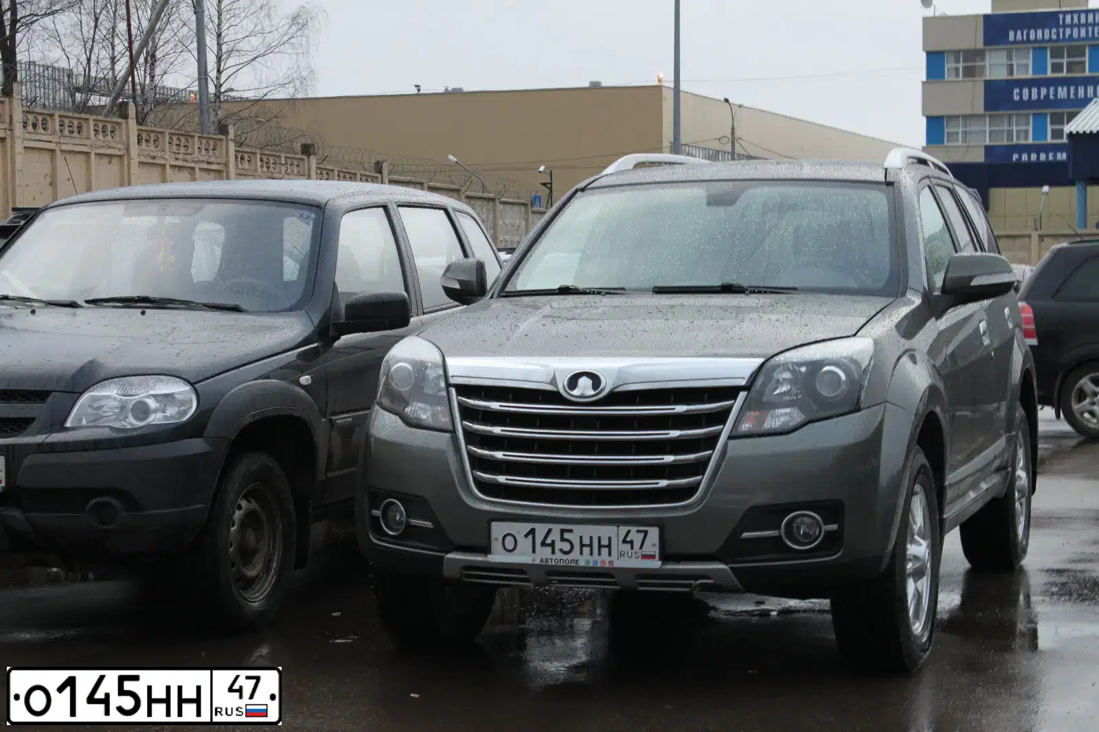 Фото автомобиля GREAT WALL HOVER, 2014 — госномер О145НН47. Цвет: ТЕМНО-СЕРЫЙ