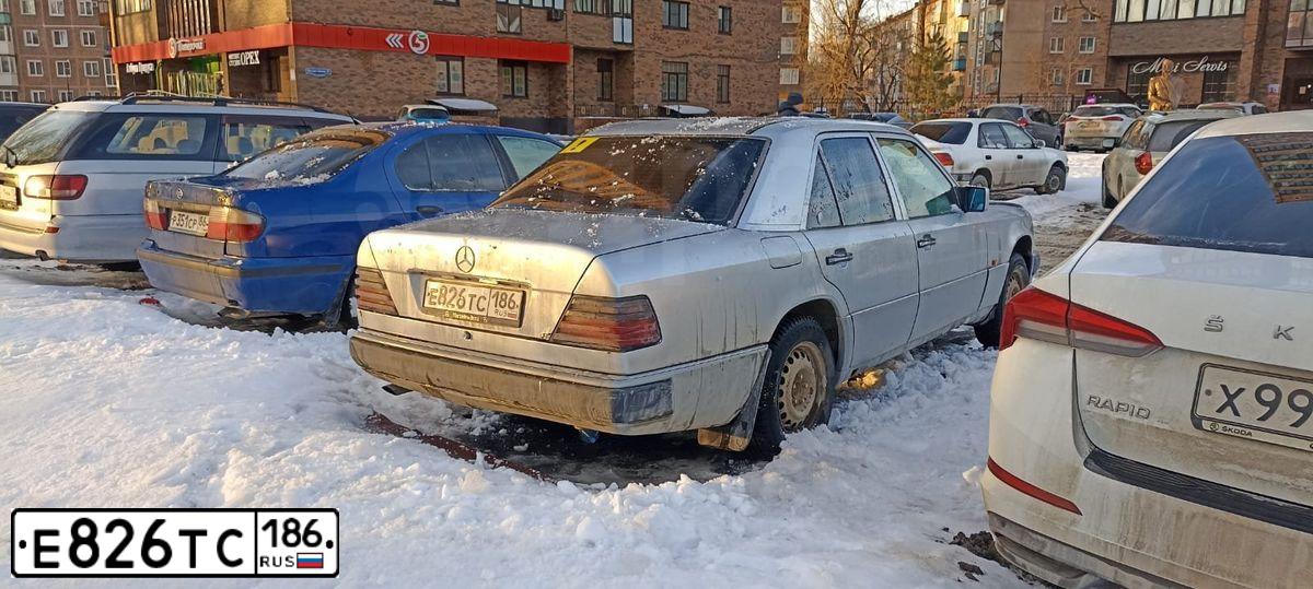 Фото автомобиля MERCEDES E-KLASSE, 1993 — госномер Е826ТС186. Цвет: Серебристый