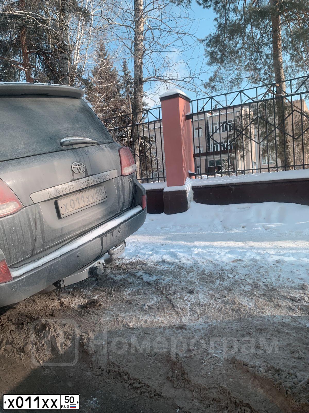 Фото автомобиля TOYOTA LANDCRUISER 200, 2011 — госномер У100СТ190. Цвет: Серый