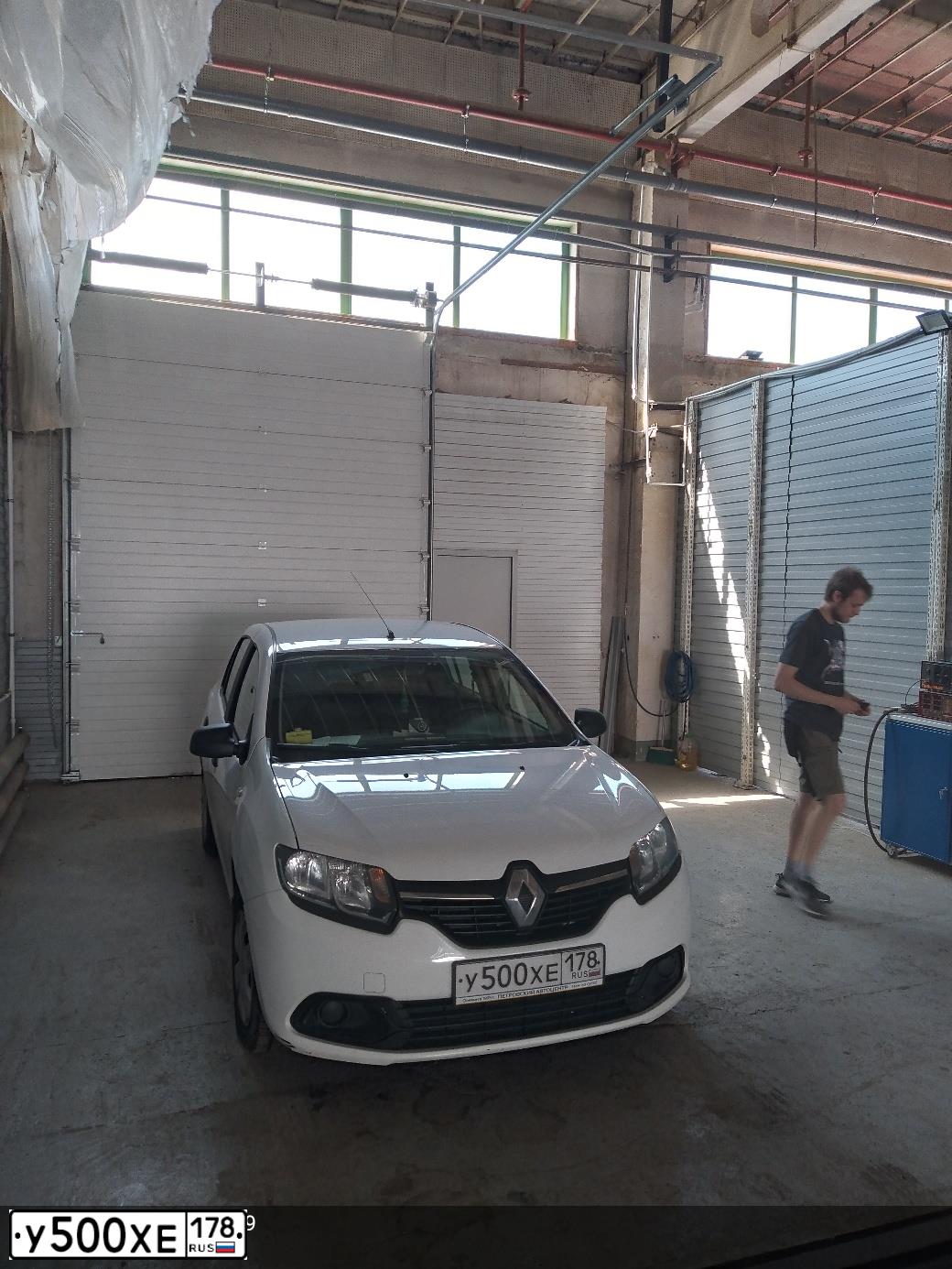 Фото автомобиля RENAULT LOGAN, 2017 — госномер У500ХЕ178. Цвет: БЕЛЫЙ