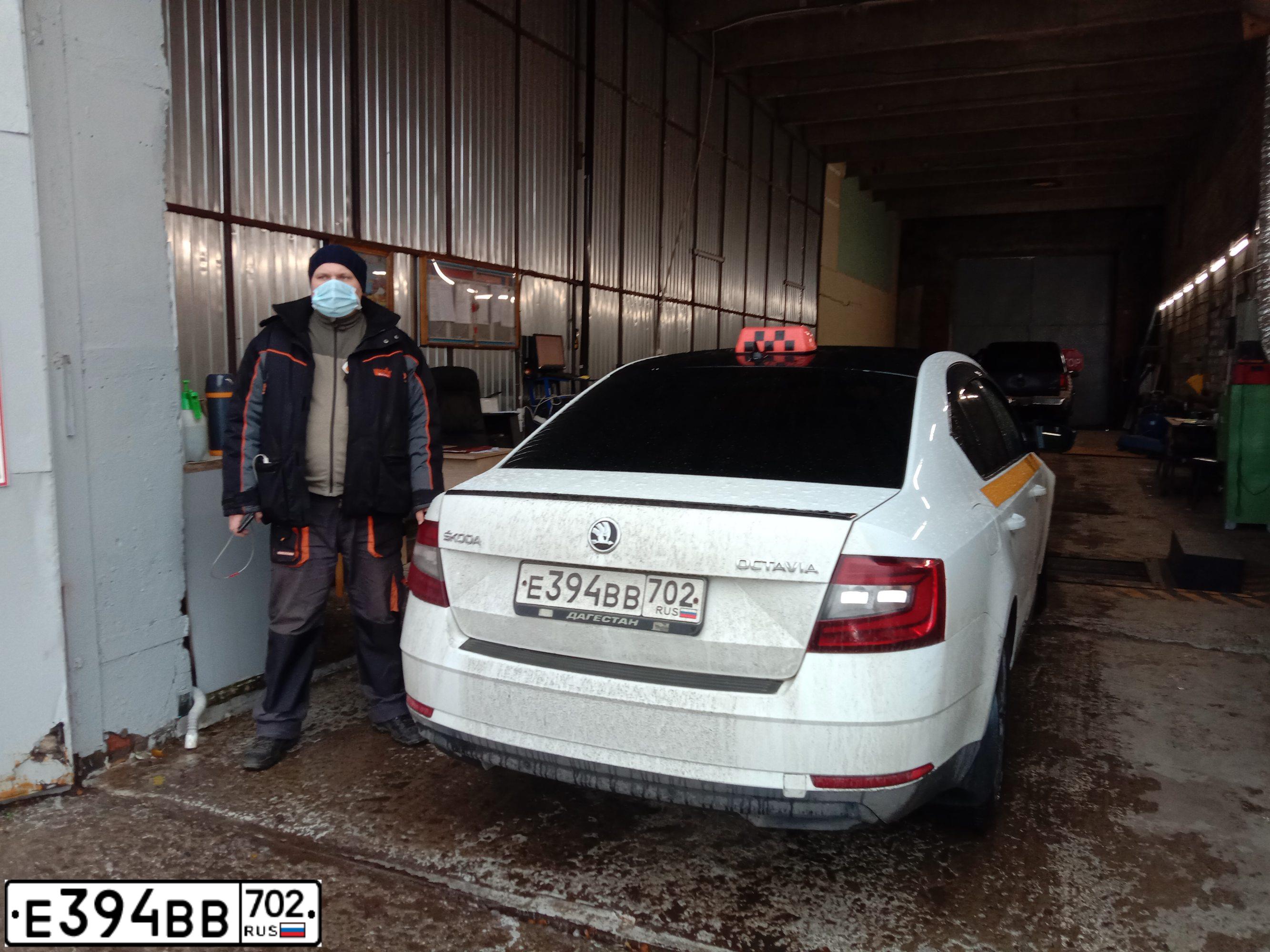 Фото автомобиля SKODA OCTAVIA, 2018 — госномер Е394ВВ702. Цвет: БЕЛЫЙ-ЖЕЛТЫЙ-СЕРЫЙ