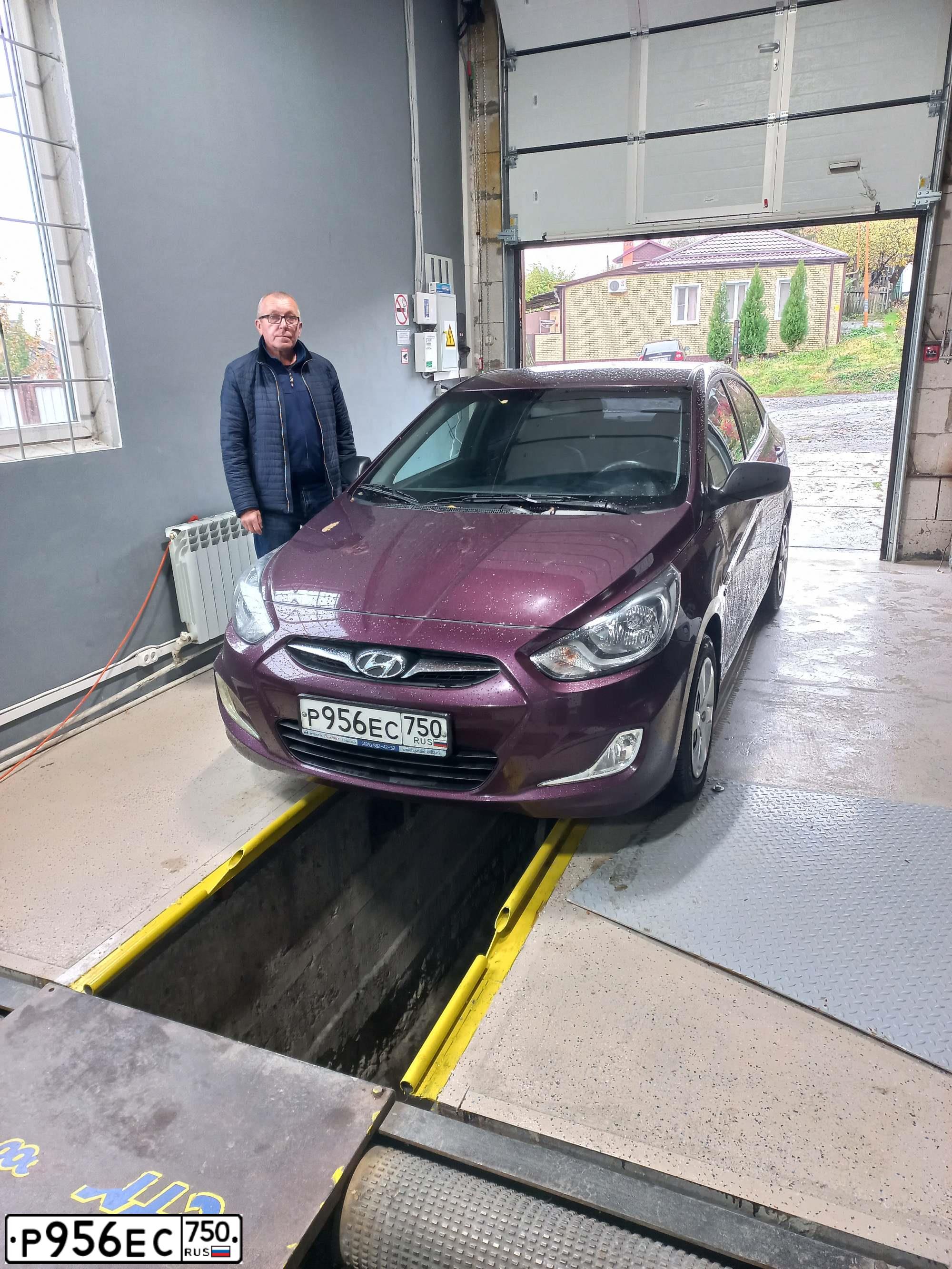Фото автомобиля HYUNDAI SOLARIS, 2014 — госномер В135НЕ761. Цвет: ФИОЛЕТОВЫЙ
