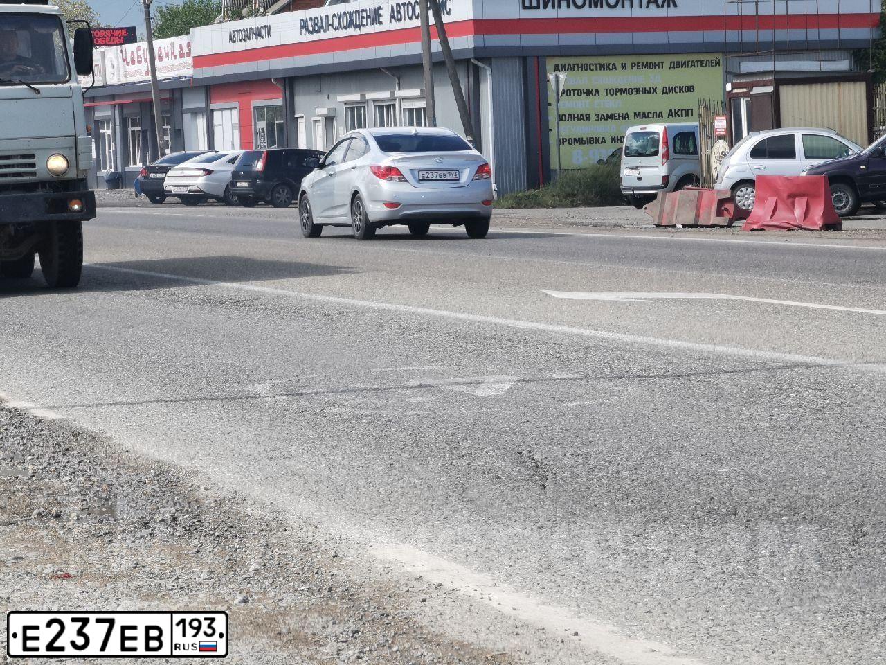 Фото автомобиля HYUNDAI SOLARIS, 2011 — госномер Е237ЕВ193. Цвет: СЕРЕБРИСТЫЙ