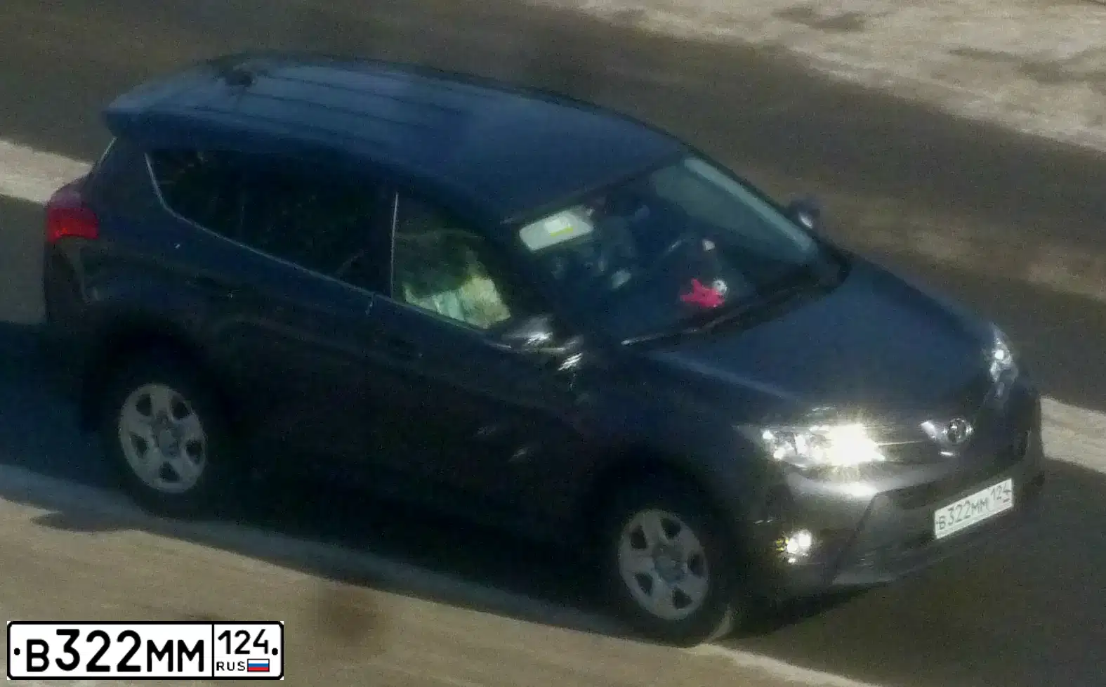 Фото автомобиля TOYOTA RAV4, 2013 — госномер В322ММ124. Цвет: СЕРЫЙ