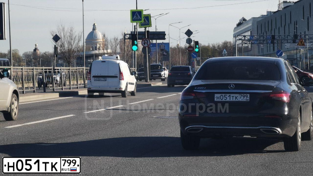 Фото автомобиля MERCEDES-BENZ E-CLASS, 2020 — госномер У513ХО716. Цвет: ЧЕРНЫЙ