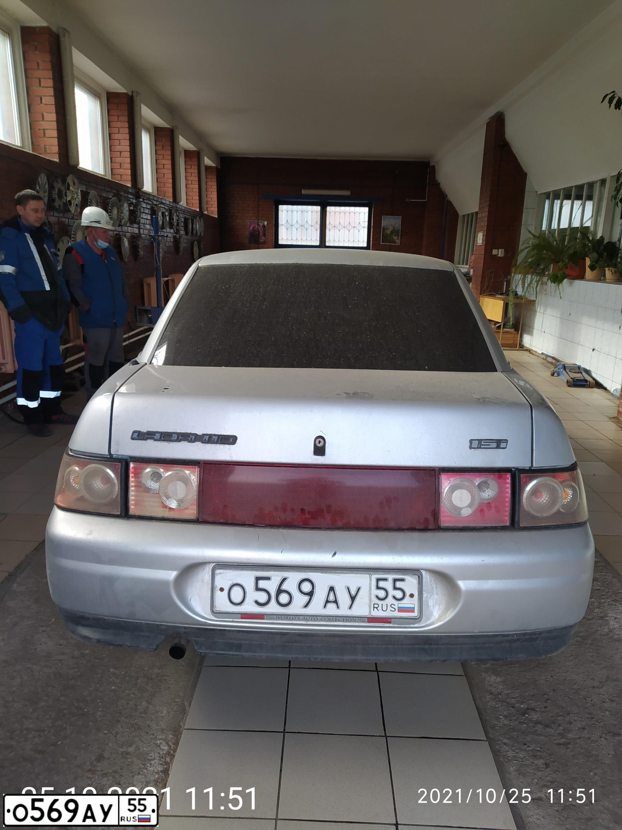 Фото автомобиля LADA 2110, 2002 — госномер О569АУ55. Цвет: СВЕТЛО-СЕРЕБРИСТЫЙ
