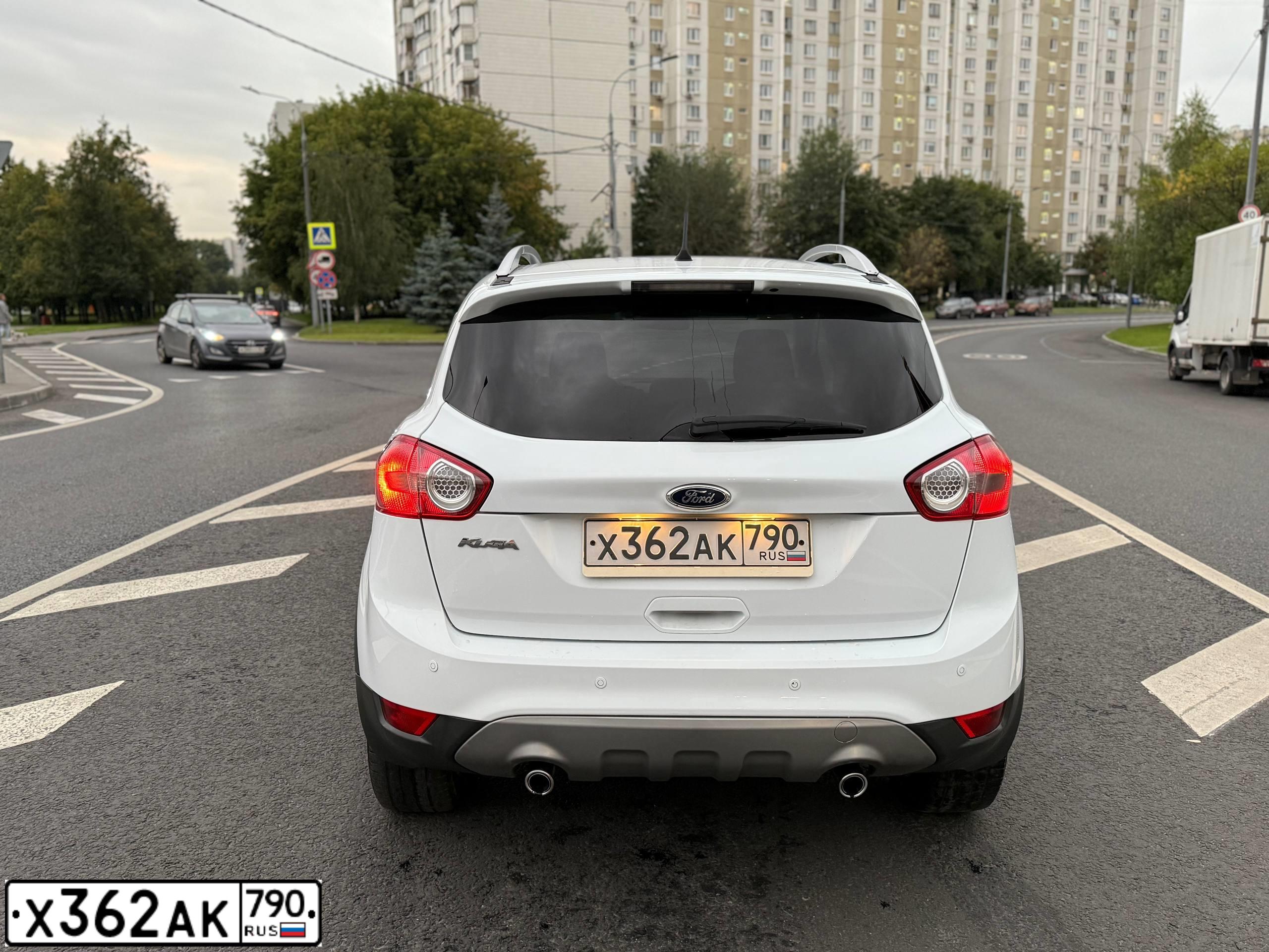 Фото автомобиля FORD KUGA, 2012 — госномер Х362АК790. Цвет: Белый