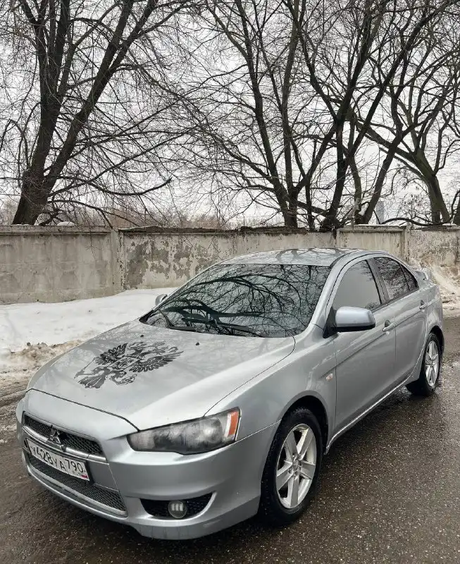 Фото автомобиля MITSUBISHI LANCER, 2008 — госномер У428УА790. Цвет: СЕРЕБРИСТЫЙ