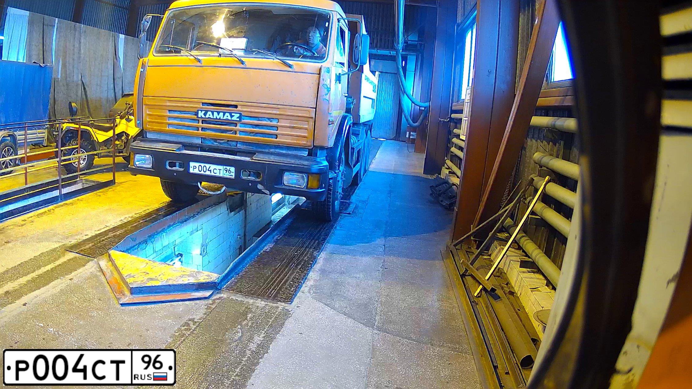 Фото автомобиля КАМАЗ55111-15, 2007 — госномер В697ВС102. Цвет: ОРАНЖЕВЫЙ