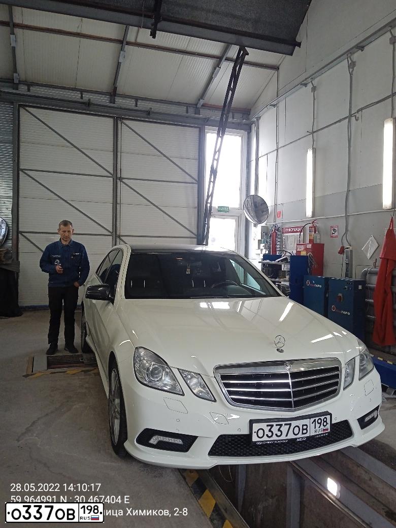 Фото автомобиля MERCEDES-BENZ E 300, 2011 — госномер У596ЕР198. Цвет: Белый