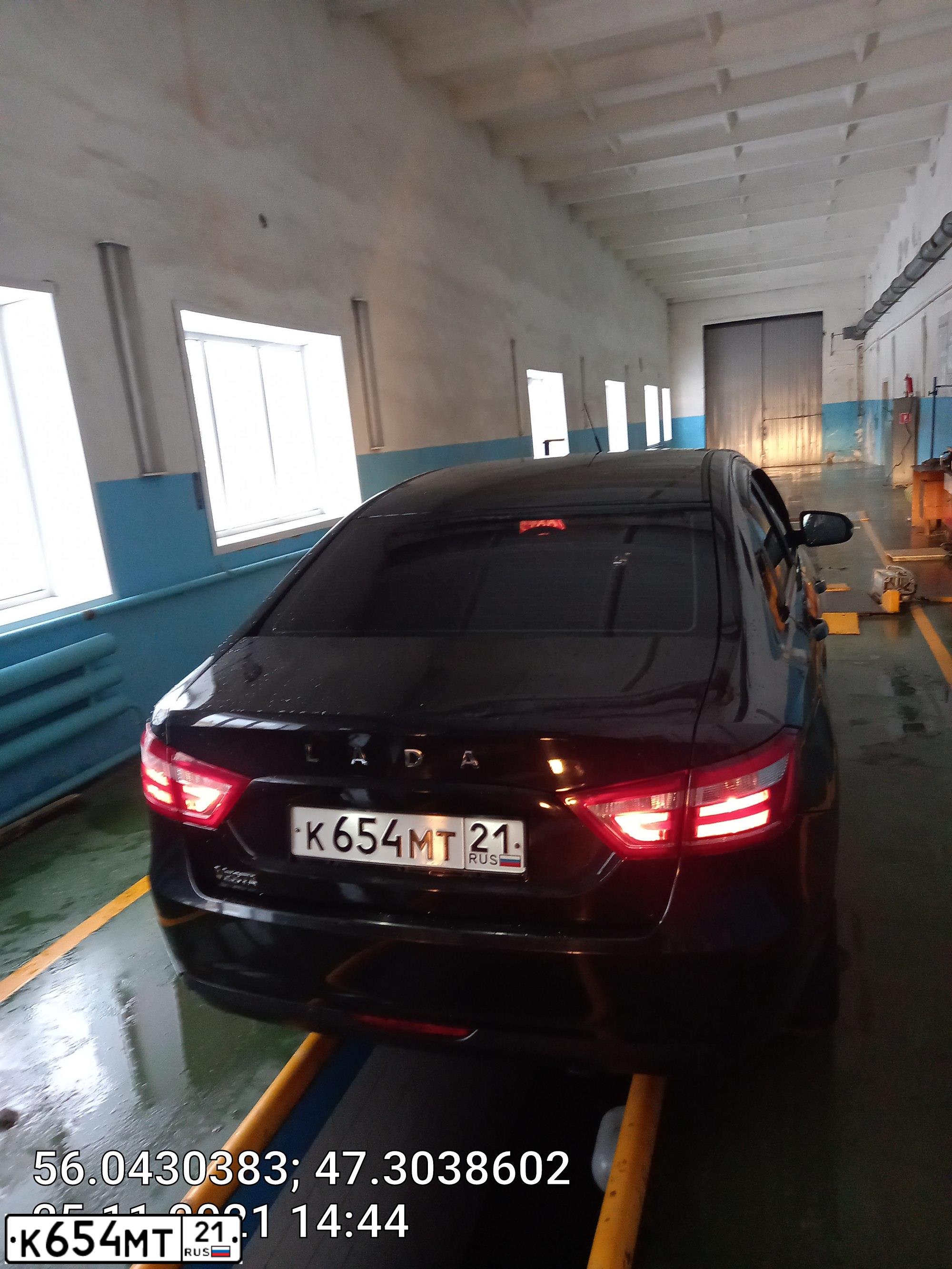 Фото автомобиля LADA VESTA, 2017 — госномер К654МТ21. Цвет: ЧЕРНЫЙ