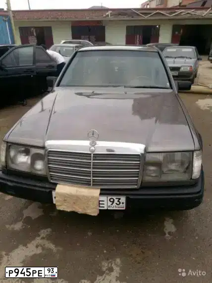 Фото автомобиля MERCEDES E-KLASSE, 1989 — госномер Р945РЕ93. Цвет: ТЕМНО-СЕРЫЙ