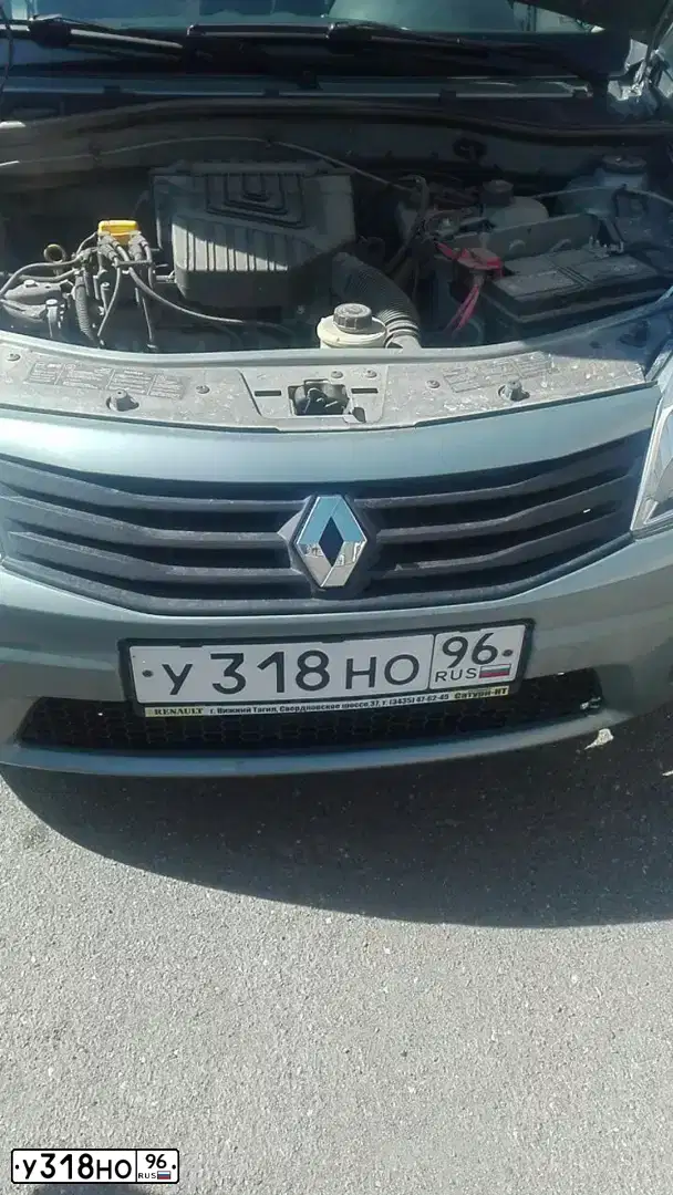 Фото автомобиля RENAULT SANDERO, 2012 — госномер У318НО96. Цвет: СЕРО-ЗЕЛЕНЫЙ