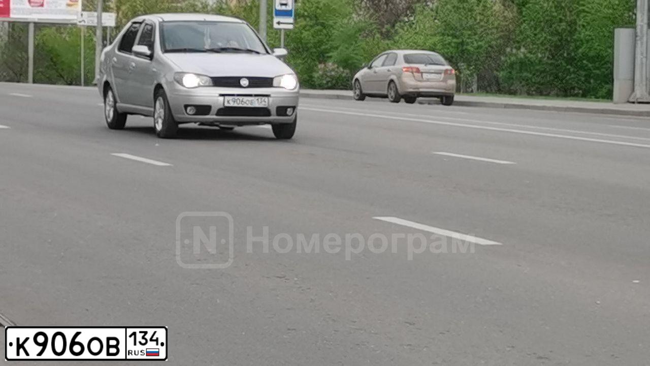 Фото автомобиля VOLKSWAGEN POLO, 2012 — госномер Х883УС790. Цвет: Белый