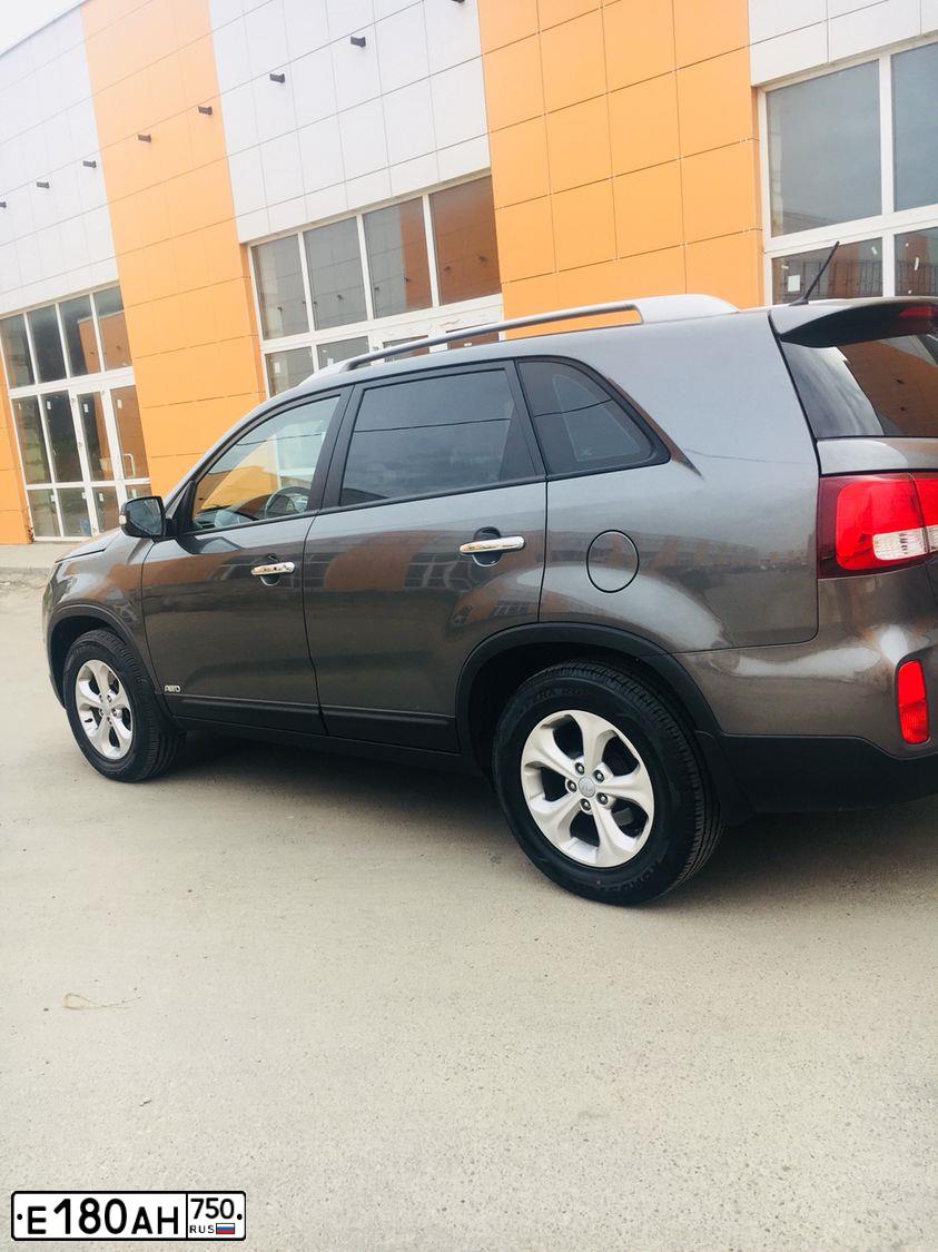 Фото автомобиля KIA SORENTO, 2015 — госномер У952ЕУ71. Цвет: СЕРЫЙ