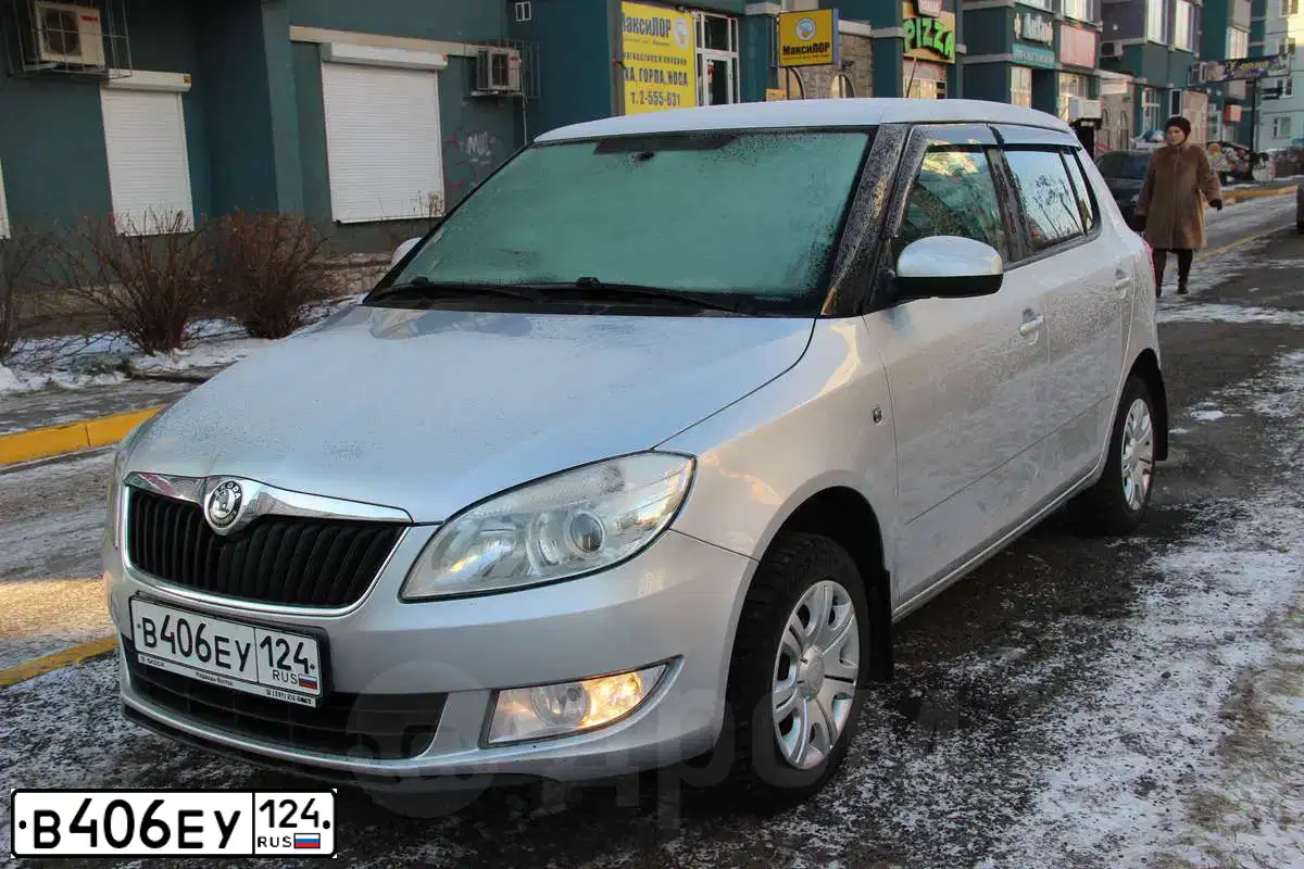 Фото автомобиля SKODA FABIA, 2012 — госномер В406ЕУ124. Цвет: СЕРЫЙ