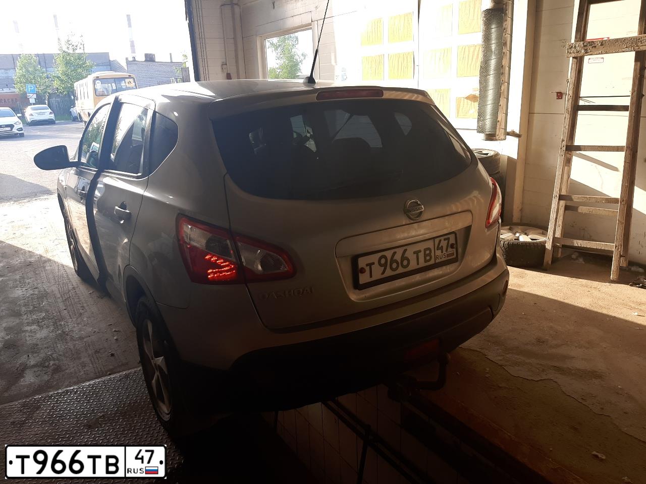 Фото автомобиля NISSAN QASHQAI, 2010 — госномер Т966ТВ47. Цвет: СЕРЕБРИСТЫЙ